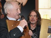 Pavel Bobek převzal 13. září 2010 zlatou desku za album Víc nehledám (vpravo producent Luboš Malina)