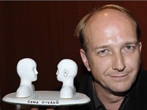 Herec Jan Vondráček s diváckou cenou za dabing hlavní role v seriálu Mentalista (Přelouč, Ceny Františka Filipovského - 18. září 2010)