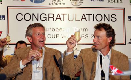 Hvězda týmu Colin Montgomerie (vlevo) a nehrající kapitán Bernhard Langer oslavují zisk Ryder Cupu v roce 2004. Hvězda týmu Colin Montgomerie (vlevo) a nehrající kapitán Bernhard Langer oslavují zisk Ryder Cupu v roce 2004.