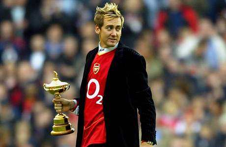 Golfista Ian Poulter předvádí Ryder Cup po jeho zisku v roce 2004 publiku fotbalového utkání Arsenal - Aston Villa na stadionu Highbury. Golfista Ian Poulter předvádí Ryder Cup po jeho zisku v roce 2004 publiku fotbalového utkání Arsenal - Aston Villa na stadionu Highbury.
