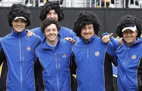 Druhý tréninkový den na Ryder Cup 2010 - Evropané napodobují účes Roryho McIlroye (prostovlasý). Zleva Martin kaymer, Graeme McDowell a Luke Donald. V pozadí McIlroyův caddie John-Paul Fitzgerald. Druhý tréninkový den na Ryder Cup 2010 - Evropané napodobují účes Roryho McIlroye (prostovlasý). Zleva Martin kaymer, Graeme McDowell a Luke Donald. V pozadí McIlroyův caddie John-Paul Fitzgerald.