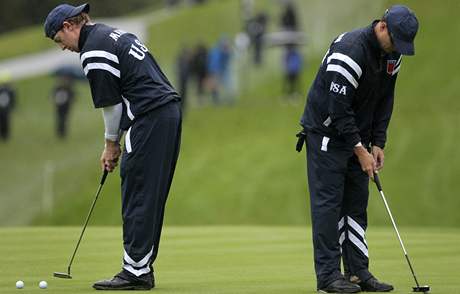 Trénink amerických golfistů na Ryder Cup - Hunter Mahan (vlevo) a Dustin Johnson, předpokládaný partner Phila Mickelsona. Trénink amerických golfistů na Ryder Cup - Hunter Mahan (vlevo) a Dustin Johnson, předpokládaný partner Phila Mickelsona.