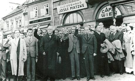 V roce 1937 vyvolal koncert Alexandrovců v Ústí nad Labem jednu z největších protifašistických demonstrací své doby. Zúčastnil se jí i ústecký starosta Leopold Pölzel a malíř Ernst Neuschul (oba v první řadě uprostřed se zdviženou pěstí). V roce 1937 vyvolal koncert Alexandrovců v Ústí nad Labem jednu z největších protifašistických demonstrací své doby. Zúčastnil se jí i ústecký starosta Leopold Pölzel a malíř Ernst Neuschul (oba v první řadě uprostřed se zdviženou pěstí).