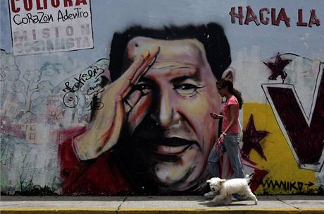 Grafitti s venezuelským prezidentem Hugo Chávezem v Caracasu. Nedělní parlamentní volby podle oficiálních informací vyhrála jeho strana (24. září 2010) Grafitti s venezuelským prezidentem Hugo Chávezem v Caracasu. Nedělní parlamentní volby podle oficiálních informací vyhrála jeho strana (24. září 2010)