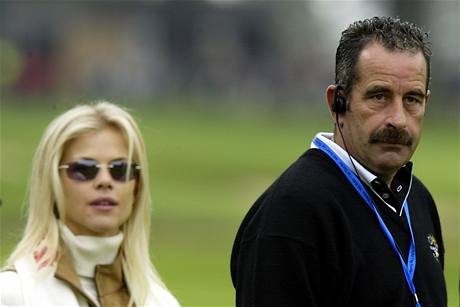 Kapitán vítězného evropského týmu v Ryder Cupu 2002 Sam Torrance, v pozadí Elin Nordegrenová, dnes již ex-manželka Američana Tigera Woodse. Kapitán vítězného evropského týmu v Ryder Cupu 2002 Sam Torrance, v pozadí Elin Nordegrenová, dnes již ex-manželka Američana Tigera Woodse.