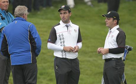 První trénink před Ryder Cupem: kapitán evropského týmu Colin Montgomerie (zády) s bratry Edoardem a Franceskem (vpravo) Molinairovými. První trénink před Ryder Cupem: kapitán evropského týmu Colin Montgomerie (zády) s bratry Edoardem a Franceskem (vpravo) Molinairovými.
