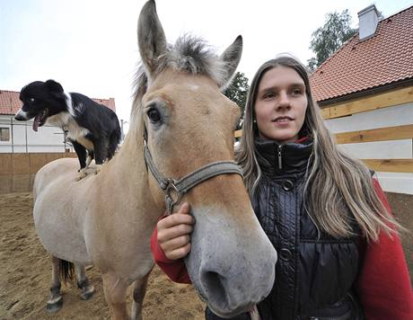 Nevidomá Adéla Šperlíková i přes svůj handicap jezdí na koni a dokonce se věnuje i výcviku koní pro hipoterapii