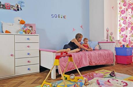 Prošívané přehozy a polštáře (Bartex) kombinují barvy modrou, růžovou a zelenou. Ty vládnou celému pokoji. Prošívané přehozy a polštáře (Bartex) kombinují barvy modrou, růžovou a zelenou. Ty vládnou celému pokoji.