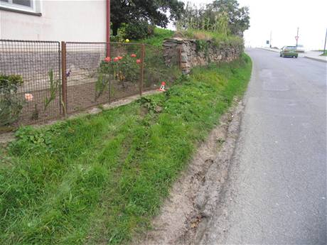 Stopy pneumatik zřetelně ukazují, kudy opilý cizinec nacouval až do plotu rodinného domku. Stopy pneumatik zřetelně ukazují, kudy opilý cizinec nacouval až do plotu rodinného domku.