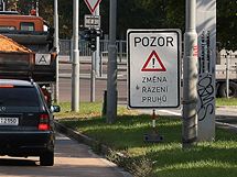 Auta míří do centra Plzně ve směru od Karlových Varů se na křižovatce Studentské s Gerskou ulicích řadí do nových jízdních pruhů. Má to vyřešit problém s kolonami (22.9.2010) Auta míří do centra Plzně ve směru od Karlových Varů se na křižovatce Studentské s Gerskou ulicích řadí do nových jízdních pruhů. Má to vyřešit problém s kolonami (22.9.2010)