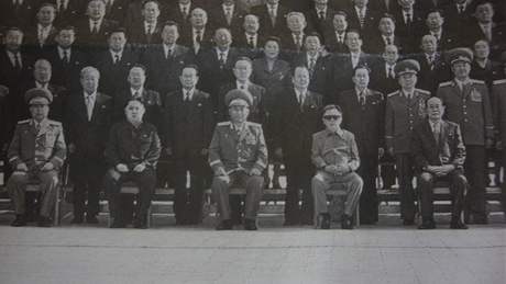 Nejužší vedení Korejské strany práce na snímku listu Rodong Sinmun. Kim Čong-un v první řadě druhý zleva Nejužší vedení Korejské strany práce na snímku listu Rodong Sinmun. Kim Čong-un v první řadě druhý zleva