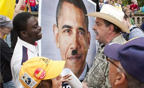 Tea Party provázejí od počátku vzniku různé kontroverze. Na snímku příznivci hnutí při protestní akci ve Washingtonu (12. září 2010) Tea Party provázejí od počátku vzniku různé kontroverze. Na snímku příznivci hnutí při protestní akci ve Washingtonu (12. září 2010)