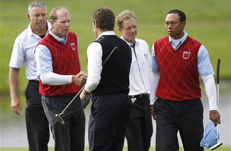 Gratulace soupeře vítězi Leemu Westwoodovi (otočen zády) - poražení Steve Stricker vlevo a Tiger Woods vpravo. Gratulace soupeře vítězi Leemu Westwoodovi (otočen zády) - poražení Steve Stricker vlevo a Tiger Woods vpravo.