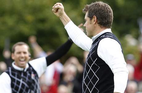 Vítězné gesto Leeho Westwooda. V pozadí asistent kapitána Sergio García, onehdy Angličanův spoluhráč v Ryder Cupu. Vítězné gesto Leeho Westwooda. V pozadí asistent kapitána Sergio García, onehdy Angličanův spoluhráč v Ryder Cupu.