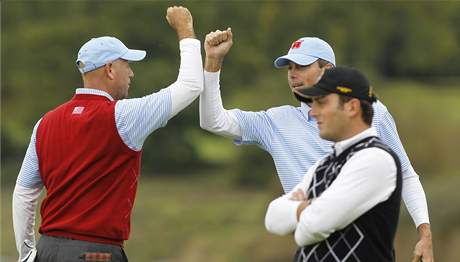 Stewart CInk a Matt Kuchar - tato dvojice předváděla nejlepší hru amerického týmu. Stewart CInk a Matt Kuchar - tato dvojice předváděla nejlepší hru amerického týmu.