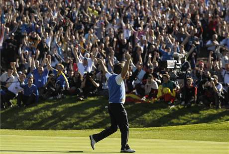 Graeme McDowell proměňuje veledůležitý putt na šestnácté jamce. Atmosféra, která v ten moment panovala, se dost dobře popsat nedá. Graeme McDowell proměňuje veledůležitý putt na šestnácté jamce. Atmosféra, která v ten moment panovala, se dost dobře popsat nedá.