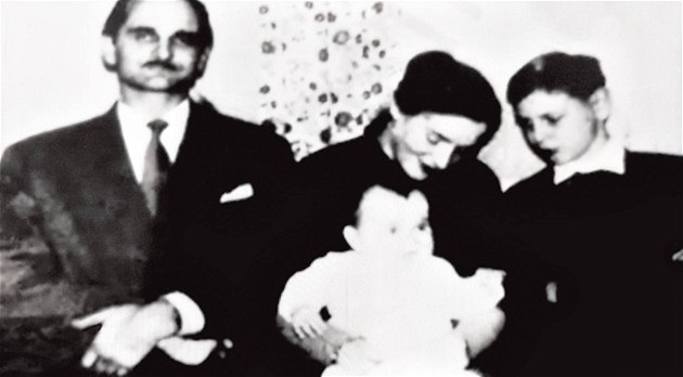 Agent Alfred Petrovič (na dobovém snímku s rodinou) pronikl v Rakousku do vysokých funkcí.