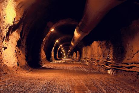 Při stavbě jedenáctikilometrového tunelu občas stavbaři narazili na nečekané potíže, jež projekt zpomalily. Při stavbě jedenáctikilometrového tunelu občas stavbaři narazili na nečekané potíže, jež projekt zpomalily.