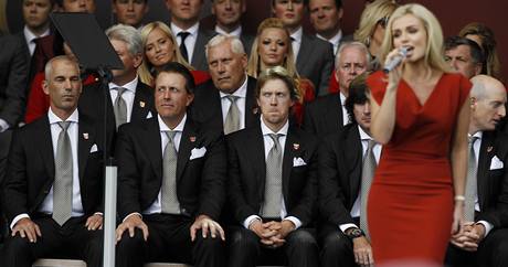Slavnostní zahájení Ryder Cupu 2010 - zleva nehrající kapitán USA Corey Pavin, Phil Mickelson, Hunter Mahan, za zpěvačkou napůl skrytý Bubba Watson a Jim Furyk. Slavnostní zahájení Ryder Cupu 2010 - zleva nehrající kapitán USA Corey Pavin, Phil Mickelson, Hunter Mahan, za zpěvačkou napůl skrytý Bubba Watson a Jim Furyk.