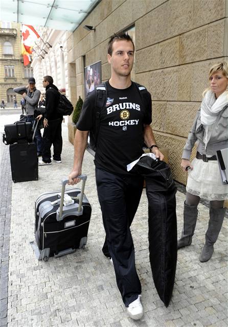 David Krejčí před hotelem Four Seasons, kde se ubytoval s hokejisty Bostonu po příletu z Belfastu do Prahy