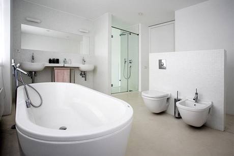 Italská sanitární keramika oválných tvarů, chromované sifóny a "trubkové" baterie designéra Rona Arada navozují v rodinné koupelně atmosféru třicátých let. Strukturovaná Italská sanitární keramika oválných tvarů, chromované sifóny a "trubkové" baterie designéra Rona Arada navozují v rodinné koupelně atmosféru třicátých let. Strukturovaná