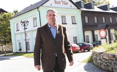 Starosta Karlovy Studánky Roman Reichl před hotelem Džbán, kam se za poslední tři týdny trvale přistěhovalo už 27 lidí. Starosta Karlovy Studánky Roman Reichl před hotelem Džbán, kam se za poslední tři týdny trvale přistěhovalo už 27 lidí.