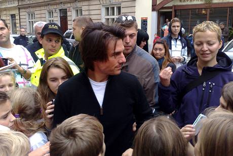 Herec Tom Cruise se v centru Prahy podepisoval dětem z nedaléké školy. Ve vedlejší ulici poté natáčel další scény do filmu Mission Impossible IV Herec Tom Cruise se v centru Prahy podepisoval dětem z nedaléké školy. Ve vedlejší ulici poté natáčel další scény do filmu Mission Impossible IV