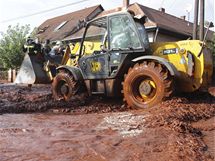 Toxický červený kal zaplavil dvě maďarské obce, záchranáři museli evakuovat desítky lidí (4. října 2010) Toxický červený kal zaplavil dvě maďarské obce, záchranáři museli evakuovat desítky lidí (4. října 2010)
