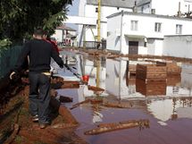 Toxický červený kal zaplavil dvě maďarské obce, záchranáři museli evakuovat desítky lidí (4. října 2010) Toxický červený kal zaplavil dvě maďarské obce, záchranáři museli evakuovat desítky lidí (4. října 2010)