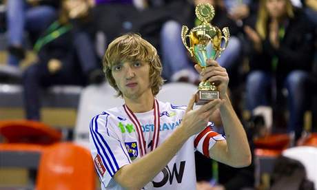Kapitán vítkovických florbalistů Petr Kološ se stříbrnou medailí a pohárem z Evropského poháru v Lotyšsku Kapitán vítkovických florbalistů Petr Kološ se stříbrnou medailí a pohárem z Evropského poháru v Lotyšsku