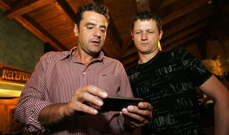 Karlovarský primátor a lídr kandidátky ODS Werner Hauptmann (vlevo) sleduje s Ivanem Vrzalem průběžné výsledky na obrazovce iPhone. Volební štáb karlovarské ODS se v sobotu sešel v restauraci U Šimla. Karlovarský primátor a lídr kandidátky ODS Werner Hauptmann (vlevo) sleduje s Ivanem Vrzalem průběžné výsledky na obrazovce iPhone. Volební štáb karlovarské ODS se v sobotu sešel v restauraci U Šimla.