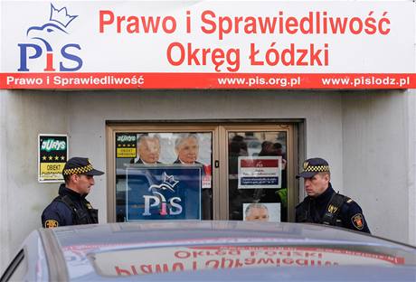 V sídle strany Právo a spravedlnost v polské Lodži zabil vrah jednoho člověka, dalšího zranil (19. října 2010) V sídle strany Právo a spravedlnost v polské Lodži zabil vrah jednoho člověka, dalšího zranil (19. října 2010)
