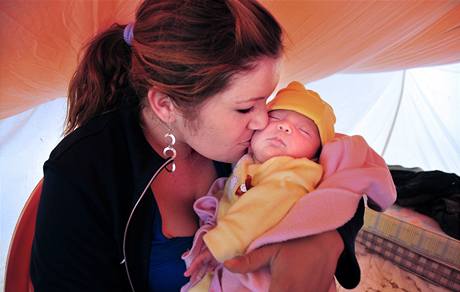 Elizabeth Segoviová, žena zavaleného horníka Ariela Ticony, drží v náručí dcerku Esperanzu. Ta se narodila v době, kdy byl její otec uvězněn více než 600 metrů pod zemí. Elizabeth Segoviová, žena zavaleného horníka Ariela Ticony, drží v náručí dcerku Esperanzu. Ta se narodila v době, kdy byl její otec uvězněn více než 600 metrů pod zemí.