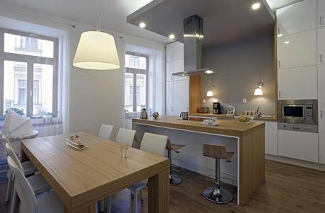 Lampičky nad dřezem a pracovní plochou dokazují, že i v kuchyni lze použít designová svítidla působící dekorativně Lampičky nad dřezem a pracovní plochou dokazují, že i v kuchyni lze použít designová svítidla působící dekorativně
