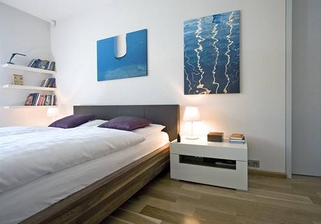 Vybavení ložnice je střídmé. I zde převládají materiály použité v polyfunkční místnosti. Na podlaze jsou dubové parkety, úložný nábytek z MDF materiálu. Vybavení ložnice je střídmé. I zde převládají materiály použité v polyfunkční místnosti. Na podlaze jsou dubové parkety, úložný nábytek z MDF materiálu.