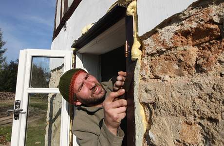 Jan Štern připravuje svůj vyplavený dům na blížící se zimu. Jan Štern připravuje svůj vyplavený dům na blížící se zimu.