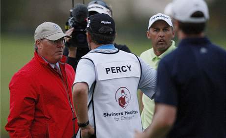 Rozhodčí John Mutch (vlevo), hráči a kedíci diskutují, zda je dost světla, aby play-off Justin Timberlake Shriners Hospitals for Children Open pokračovalo i na čtvrté jamce. Rozhodčí John Mutch (vlevo), hráči a kedíci diskutují, zda je dost světla, aby play-off Justin Timberlake Shriners Hospitals for Children Open pokračovalo i na čtvrté jamce.