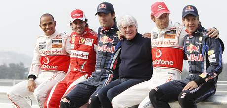 Zleva: Hamilton, Alonso, Webber, Ecclestone, Button a Vettel. Pět adeptů na titul mistra světa 2010 tři závody před koncem sezony a šéf seriálu formule 1. Zleva: Hamilton, Alonso, Webber, Ecclestone, Button a Vettel. Pět adeptů na titul mistra světa 2010 tři závody před koncem sezony a šéf seriálu formule 1.