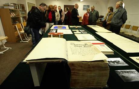 Největší kniha zlínského archivu, kterou jeho zaměstnanci pracovně nazývají Valašskokloboucký Codex gigas. Největší kniha zlínského archivu, kterou jeho zaměstnanci pracovně nazývají Valašskokloboucký Codex gigas.