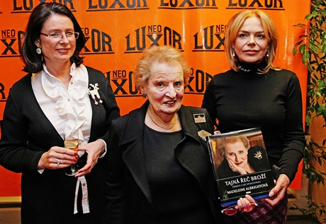 Madeleine Albrightová, Dagmar Havlová a Miroslava Němcová - autogramiáda knihy Tajná řeč broží (26. října 2010) Madeleine Albrightová, Dagmar Havlová a Miroslava Němcová - autogramiáda knihy Tajná řeč broží (26. října 2010)