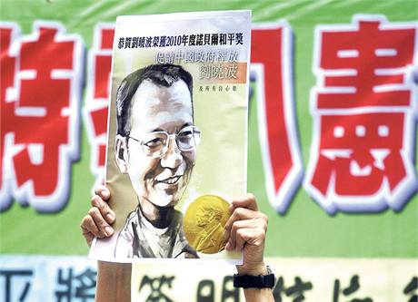 Svobodu pro Liou Siao-poa! Aktivista v Hongkongu žádá čínskou vládu, aby pustila nositele Nobelovy ceny za mír. Svobodu pro Liou Siao-poa! Aktivista v Hongkongu žádá čínskou vládu, aby pustila nositele Nobelovy ceny za mír.