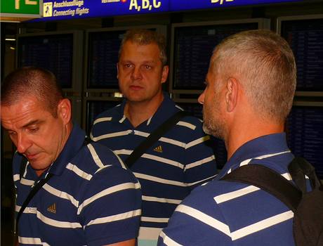 Členové českého realizačního týmu na letišti ve Frankfurtu. Vpravo trenér volejbalistek Jiří Šiller. Členové českého realizačního týmu na letišti ve Frankfurtu. Vpravo trenér volejbalistek Jiří Šiller.