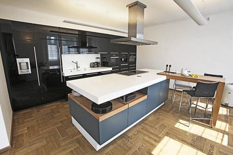 Luxusní kuchyň Poggenpohl Plusmodo – ostrůvek v matném laku v barvě aqua blue, otevřené výsuvy z jilmové dýhy a pracovní deska z 13 cm silného bílého corianu. Luxusní kuchyň Poggenpohl Plusmodo – ostrůvek v matném laku v barvě aqua blue, otevřené výsuvy z jilmové dýhy a pracovní deska z 13 cm silného bílého corianu.
