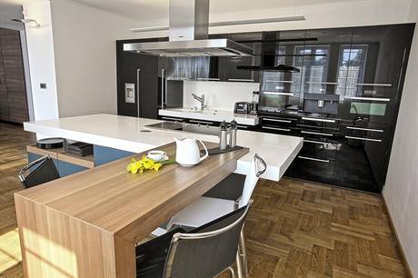 Sestava vysokých skříní je lakovaná v černé barvě ve vysokém lesku. Kuchyně je vybavená spotřebiči Miele, Gaggenau a odsavačem par Gutmann. Sestava vysokých skříní je lakovaná v černé barvě ve vysokém lesku. Kuchyně je vybavená spotřebiči Miele, Gaggenau a odsavačem par Gutmann.