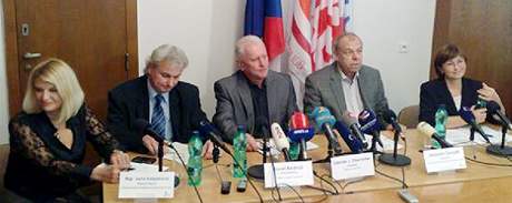 Odboráři vyhlásili stávku na protest proti chystanému snižování platů státních zaměstnanců a proti změně zákoníku práce. (2. listopadu 2010) Odboráři vyhlásili stávku na protest proti chystanému snižování platů státních zaměstnanců a proti změně zákoníku práce. (2. listopadu 2010)