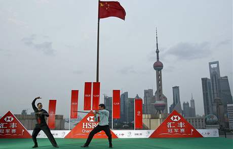 Tiger Woods (vlevo) a Lee Westwood similují v Šanghaji před HSBC Champions souboj o místo světové jedničky v čínském stylu. Tiger Woods (vlevo) a Lee Westwood similují v Šanghaji před HSBC Champions souboj o místo světové jedničky v čínském stylu.