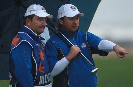 Graeme McDowell (vpravo) se svým caddiem Kenem Comboyem Graeme McDowell (vpravo) se svým caddiem Kenem Comboyem