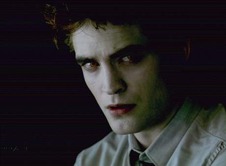 Robert Pattinson v roli Edwarda Cullena ve filmu Twilight (Stmívání)