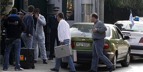 Protiteroristický tým přijel na ruskou ambasádu v Aténách vyšetřovat explozi výbušniny (2. listopadu 2010) Protiteroristický tým přijel na ruskou ambasádu v Aténách vyšetřovat explozi výbušniny (2. listopadu 2010)