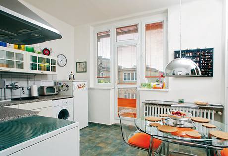 Z kuchyně se vstupuje na balkonek určený k sušení prádla, který na nikotinu závislým návštěvám příležitostně slouží i jako "kuřácký salon". Z kuchyně se vstupuje na balkonek určený k sušení prádla, který na nikotinu závislým návštěvám příležitostně slouží i jako "kuřácký salon".